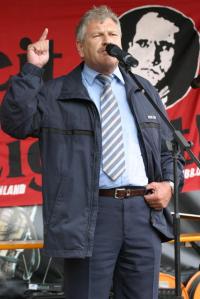 Udo Voigt à une commémoration à la mémoire de Rudolf Hess (représentant d'Adolf Hitler auprès du parti nazi)