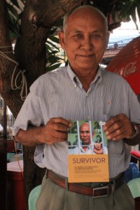 Chum Mey présentant son livre "Survivant"
