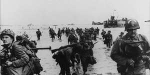 le-6-juin-1944-les-soldats-debarquent-sur-les-plages-normandes-lors-de-l-operation-overlord